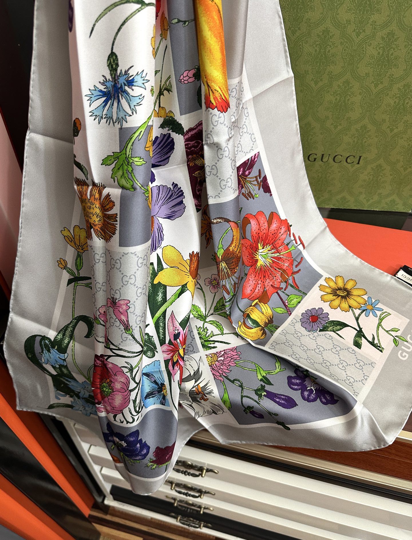 GUCCI 26S SCARF 90 IN SILK 311897