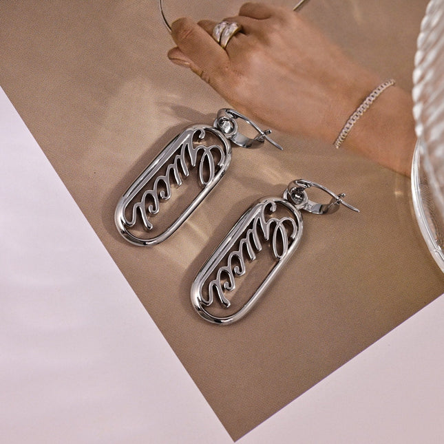 GUCCI 26S SCRIPT LOGO OVAL DROP EARRINGS IN SILVER TONE METAL 633780