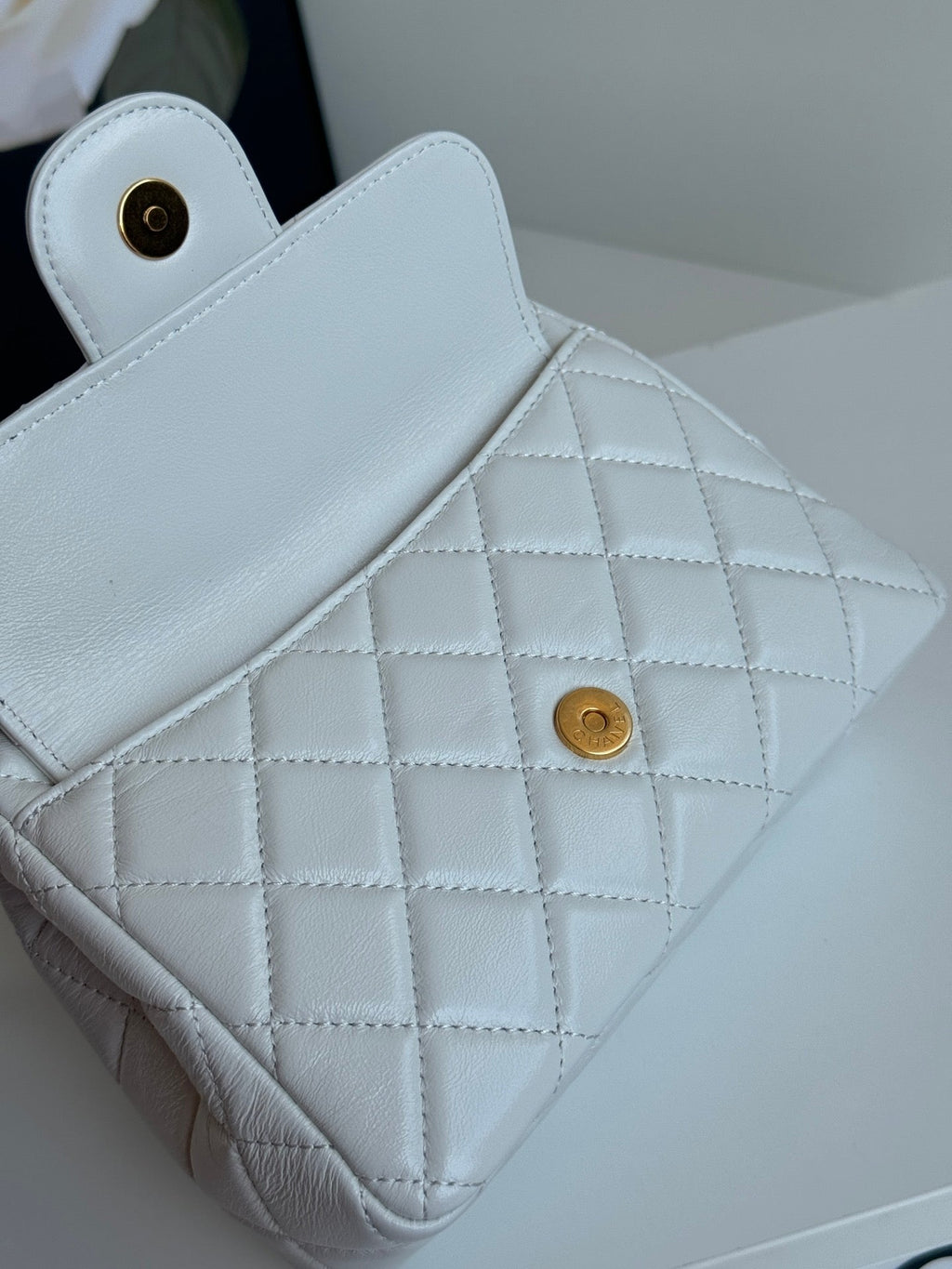 CHANEL 25S HOBO BAG 19 CM IN WHITE LAMBSKIN WITH GOLD HARDWARE