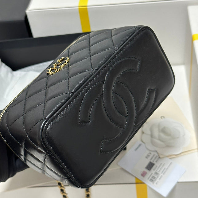CC 18 CLUTCH BAG IN BLACK CALFSKIN GOLD HARDWARE