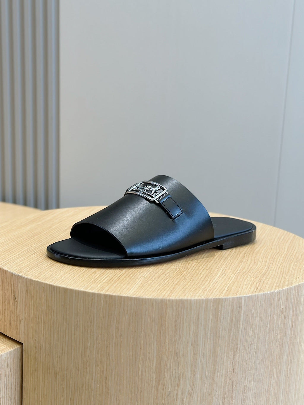 HM SILVER BUCKLE SLIPPERS BLACK CALFSKIN