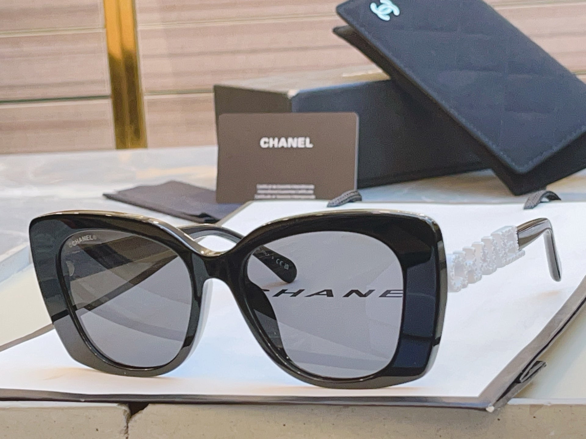 CAT EYE SUNGLASSES IN BLACK ACETATE