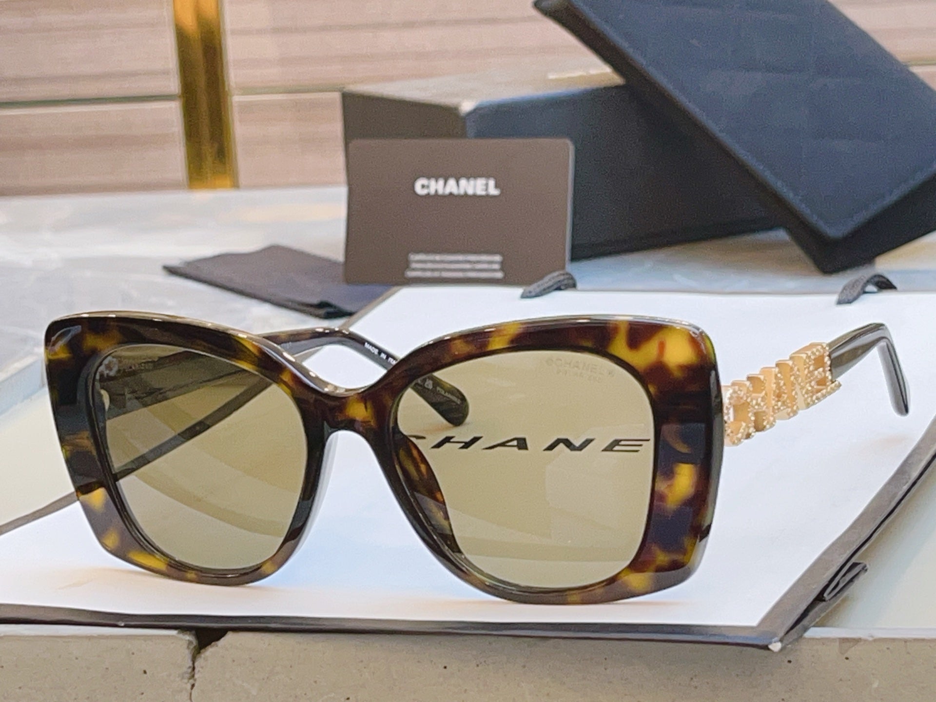 CAT EYE SUNGLASSES IN BLACK ACETATE