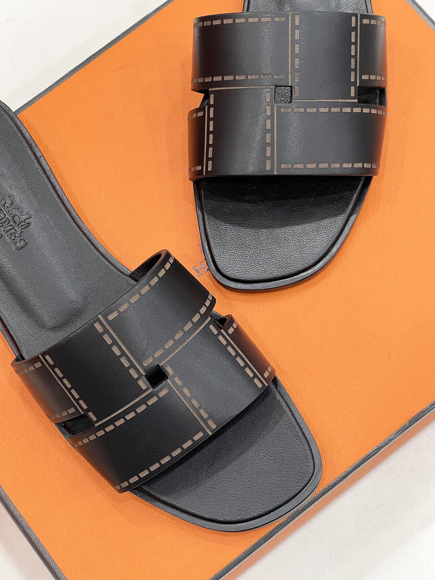 IDIOMA SANDAL IN BLACK CALFSKIN