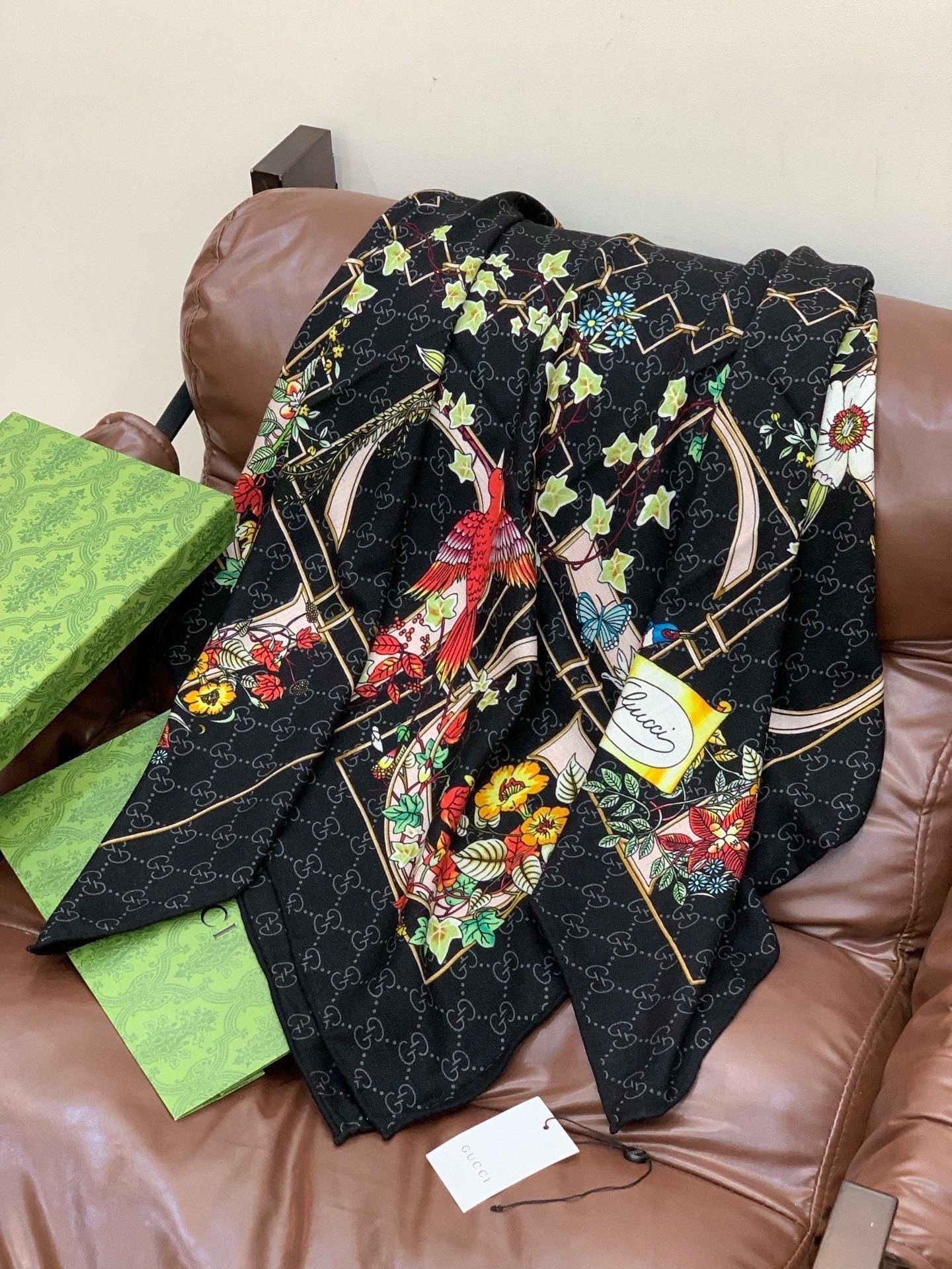 GUCCI 26S SCARF 140 IN CASHMERE AND SILK 250179