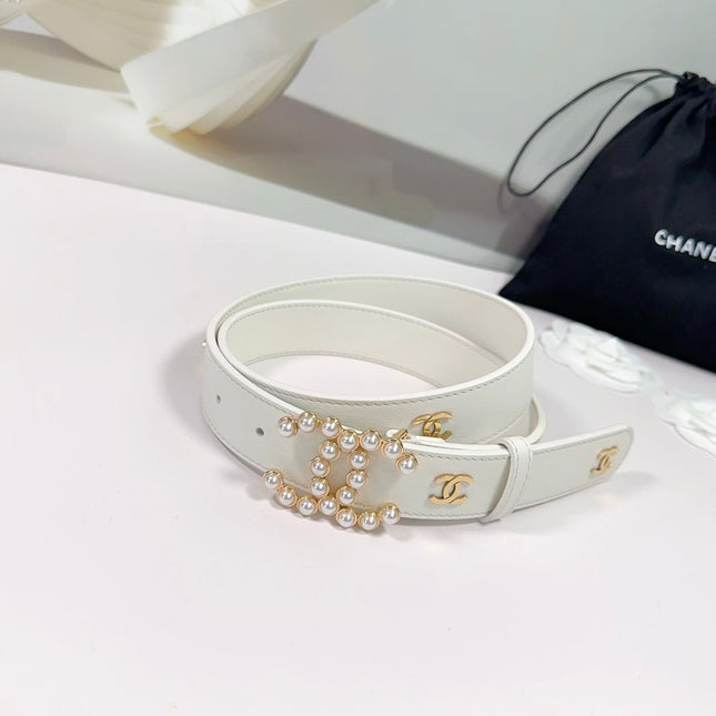 CC BELT 30 MM IN WHITE SMOOTH CALFSKIN WITH GOLD LOGO AND BUCKLE ATTACH PEARL