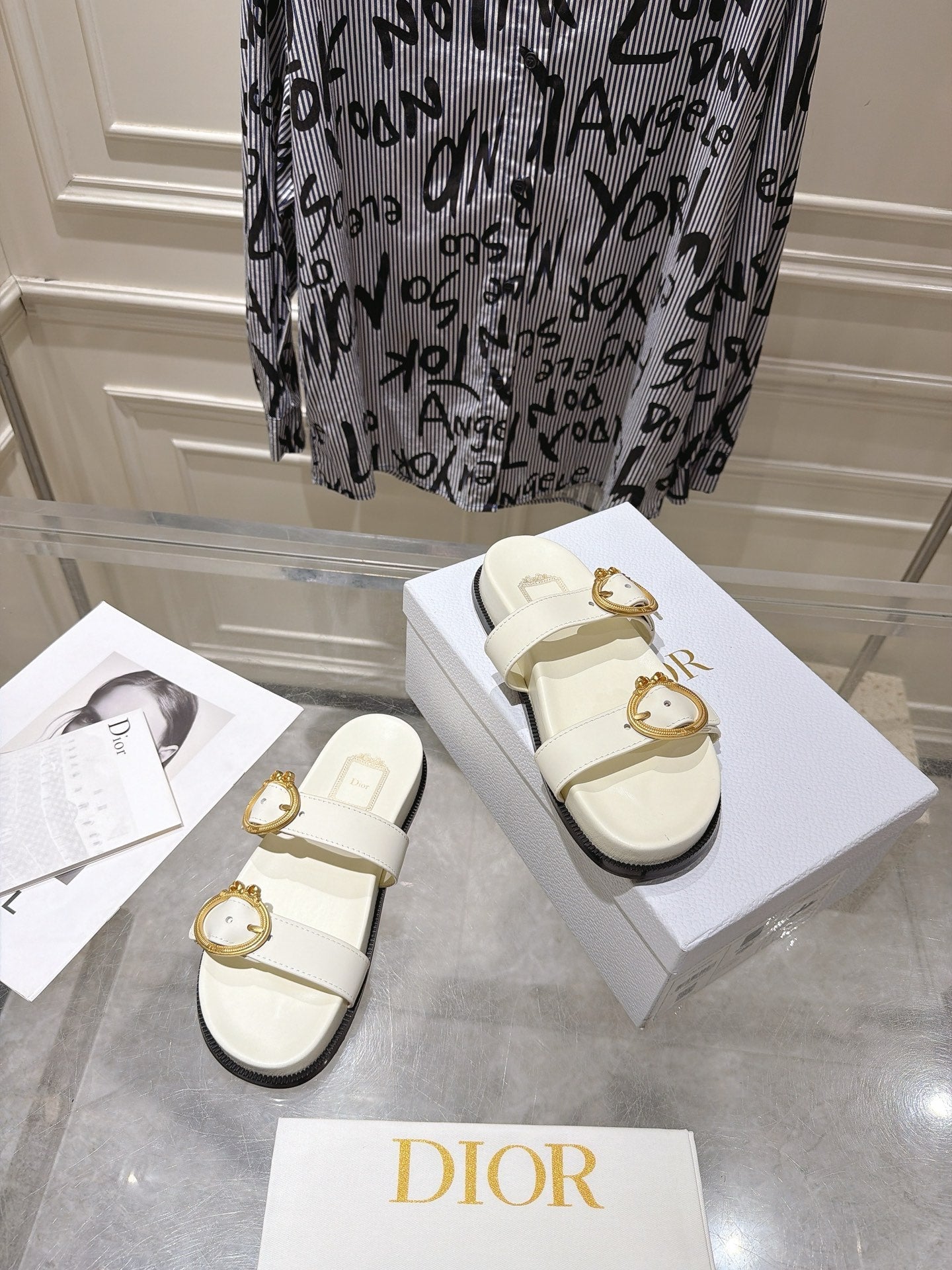 DIOR 26S MEDAILLON BUCKLE SLIDE IN OFF WHITE CALFSKIN