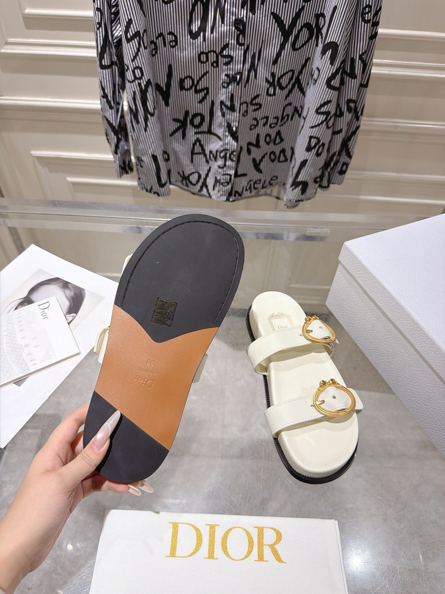 DIOR 26S MEDAILLON BUCKLE SLIDE IN OFF WHITE CALFSKIN