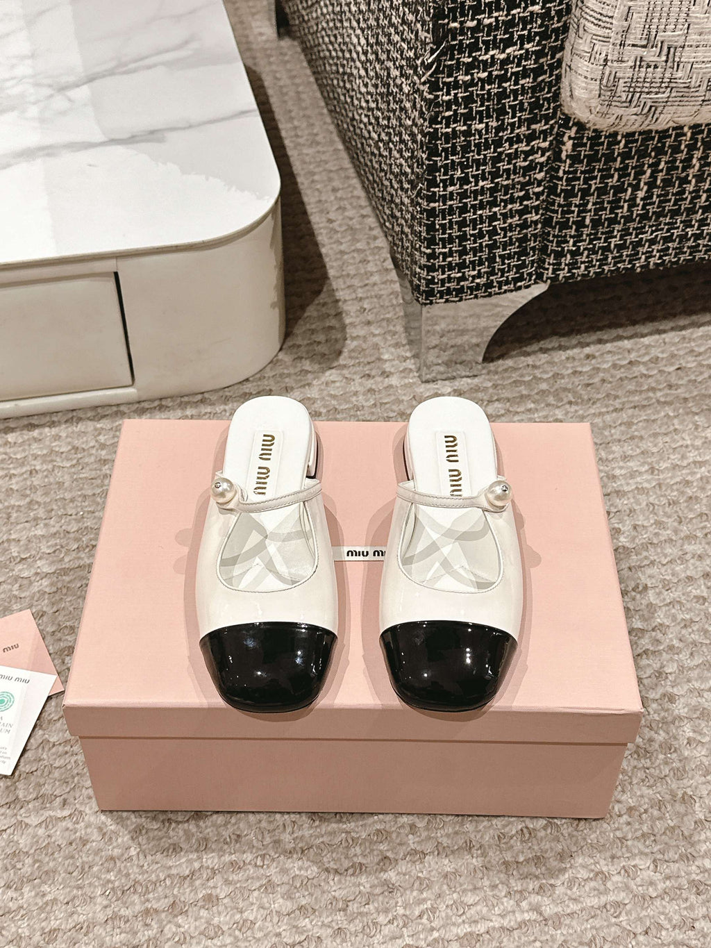 FLAT MULE IN WHITE MIX BLACK PATENT CALFSKIN