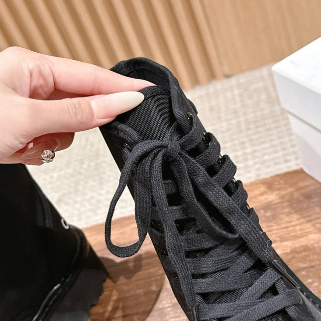 TRIOMPHE LACE-UP ANKLE BOOT IN BLACK CANVAS