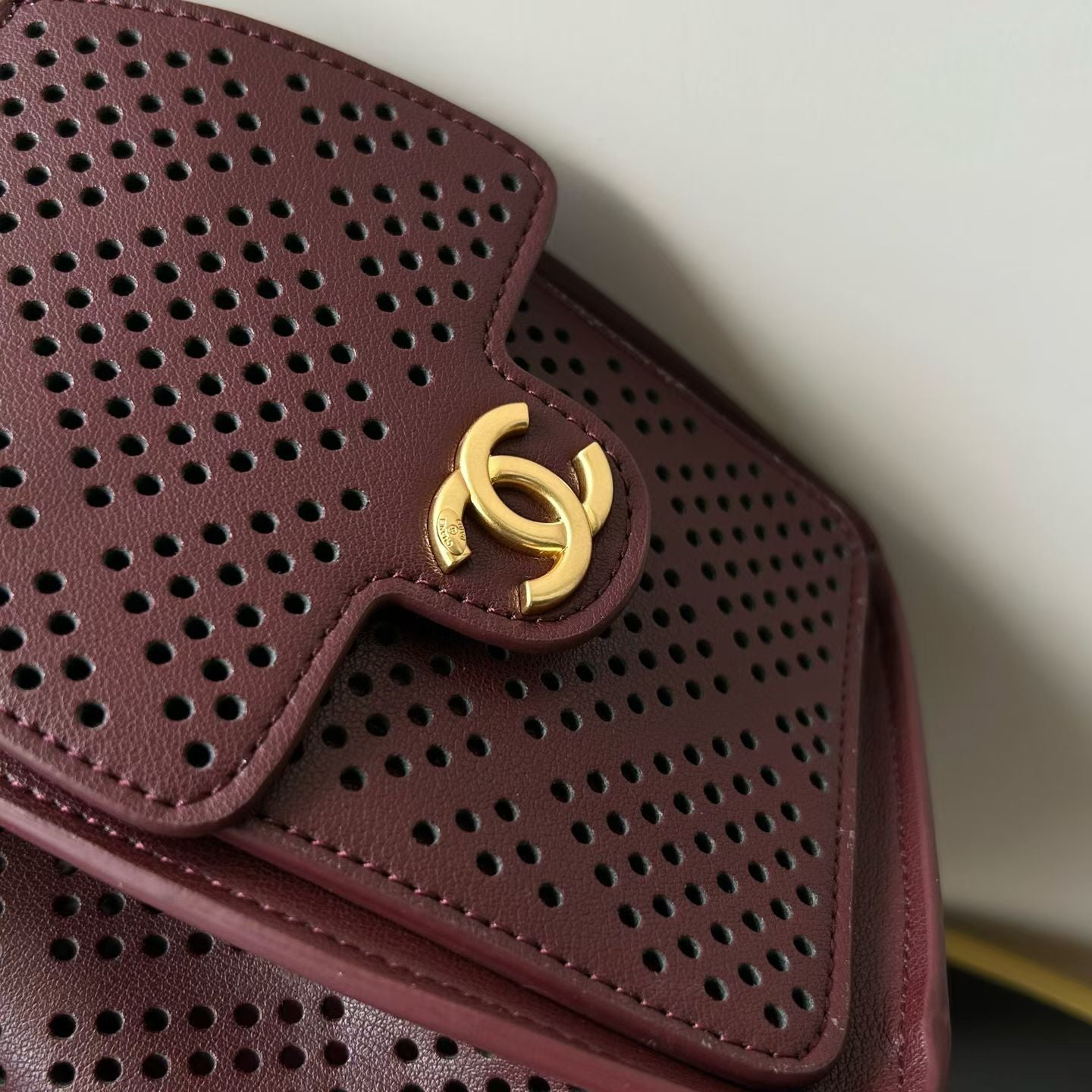 CHANEL 26S HOBO BAG 22 IN BURGUNDY RED PERFORATED CALFSKIN GOLD HARDWARE