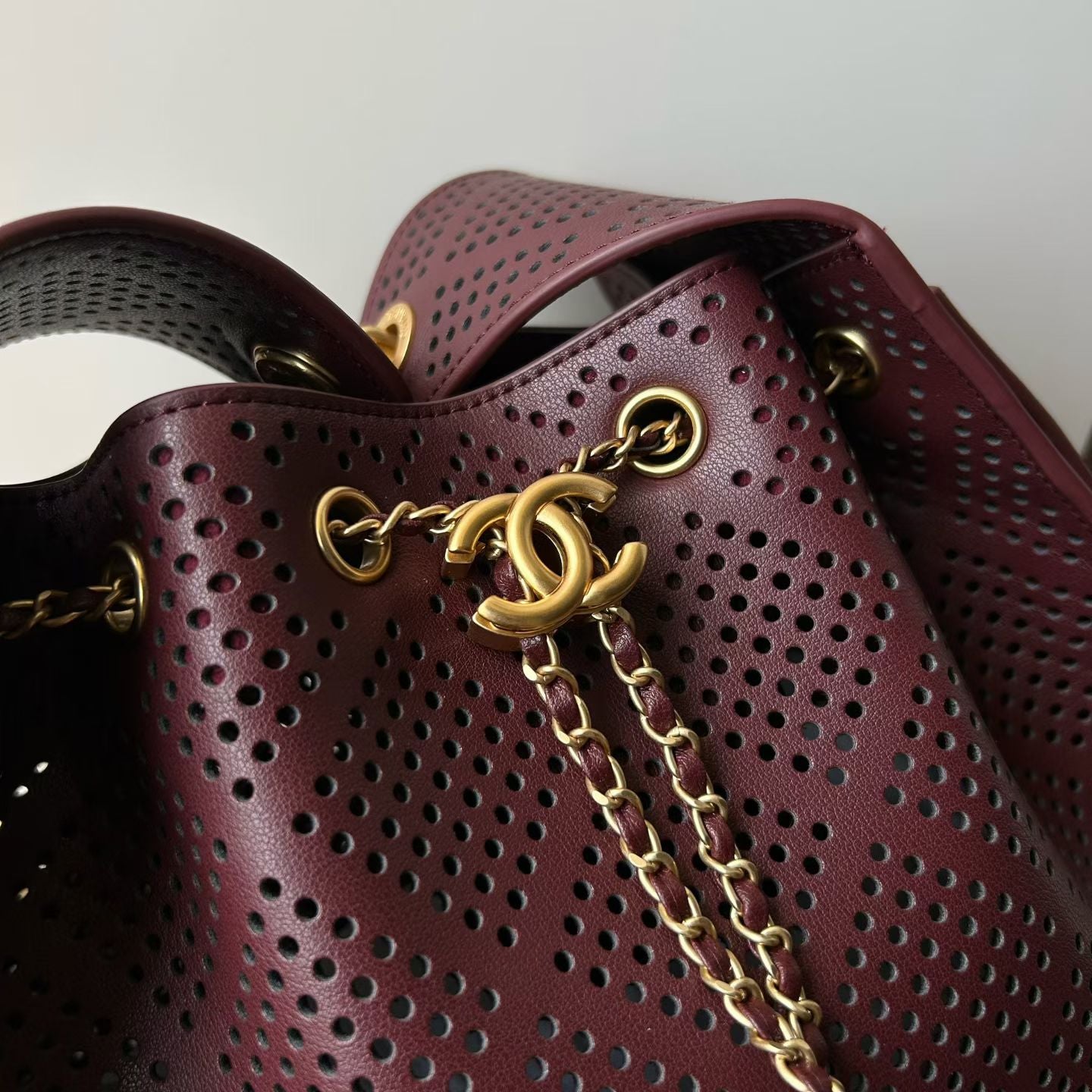 CHANEL 26S HOBO BAG MEDIUM 30 IN BURGUNDY RED PERFORATED CALFSKIN GOLD HARDWARE