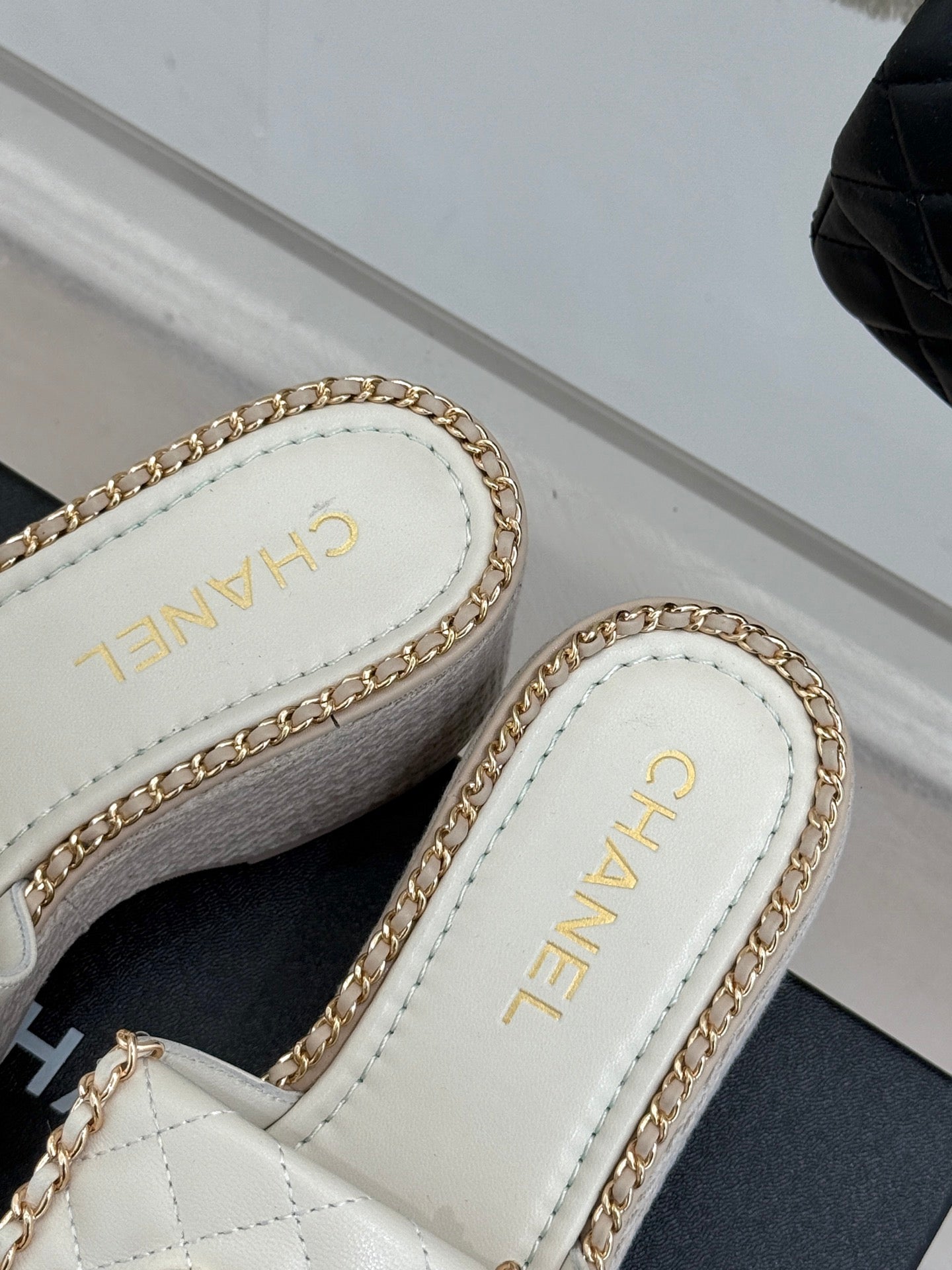 THICK-SOLED CHAIN HEART SLIPPER IN WHITE LAMBSKIN