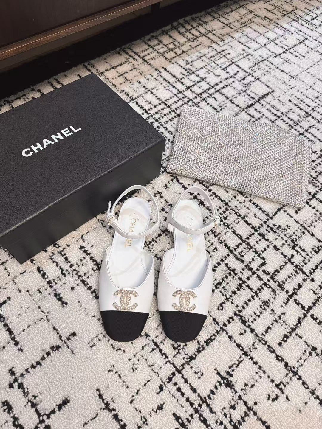 FLAT SLINGBACKS IN WHITE CALFSKIN AND BLACK FABRIC