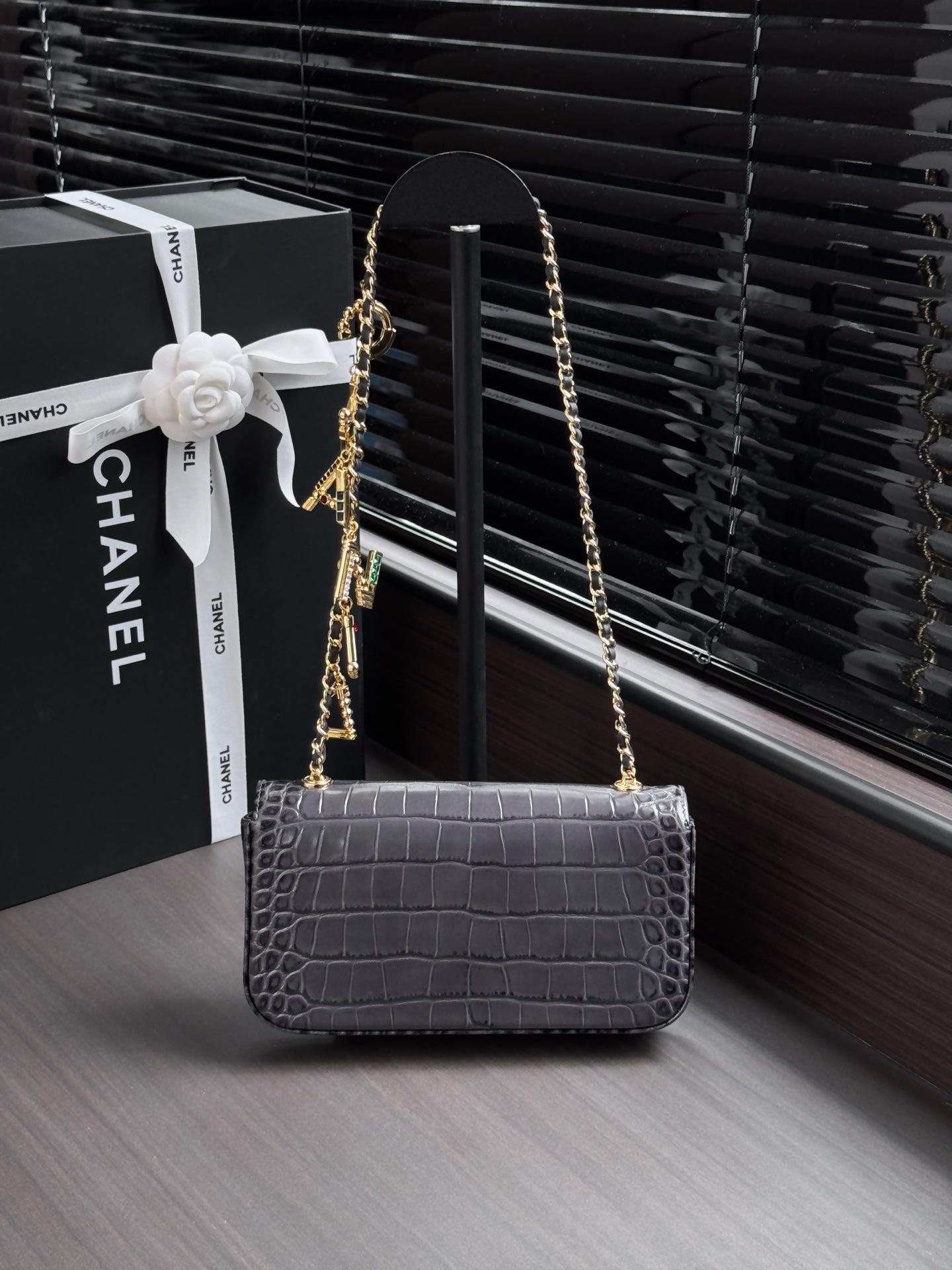 CHANEL 26S WALLET ON CHAIN 22 IN CHARCOAL GRAY CROCODILE-EMBOSSED CALFSKIN GOLD HARDWARE