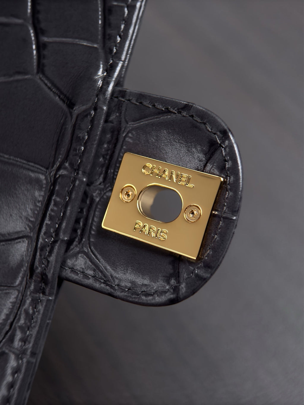 CHANEL 26S WALLET ON CHAIN 22 IN CHARCOAL GRAY CROCODILE-EMBOSSED CALFSKIN GOLD HARDWARE
