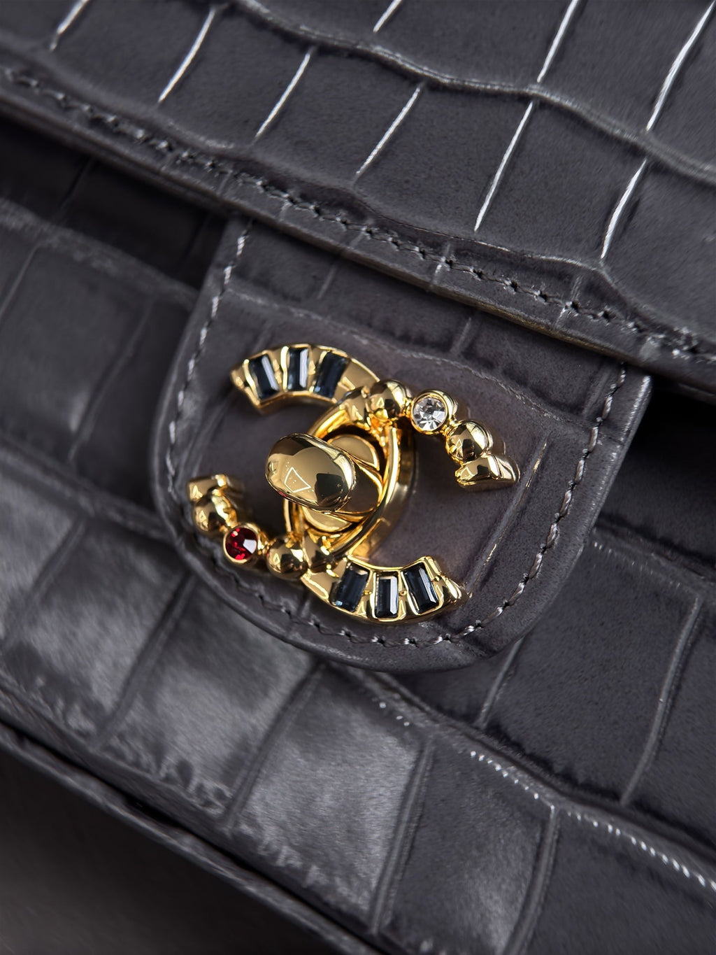 CHANEL 26S WALLET ON CHAIN 22 IN CHARCOAL GRAY CROCODILE-EMBOSSED CALFSKIN GOLD HARDWARE