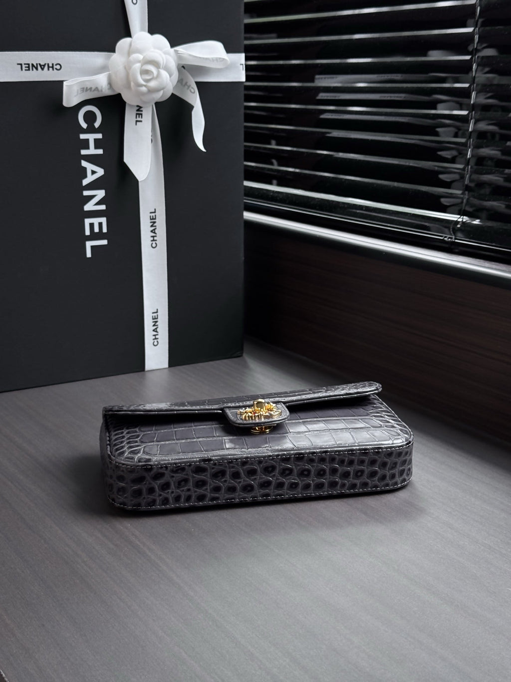 CHANEL 26S WALLET ON CHAIN 22 IN CHARCOAL GRAY CROCODILE-EMBOSSED CALFSKIN GOLD HARDWARE