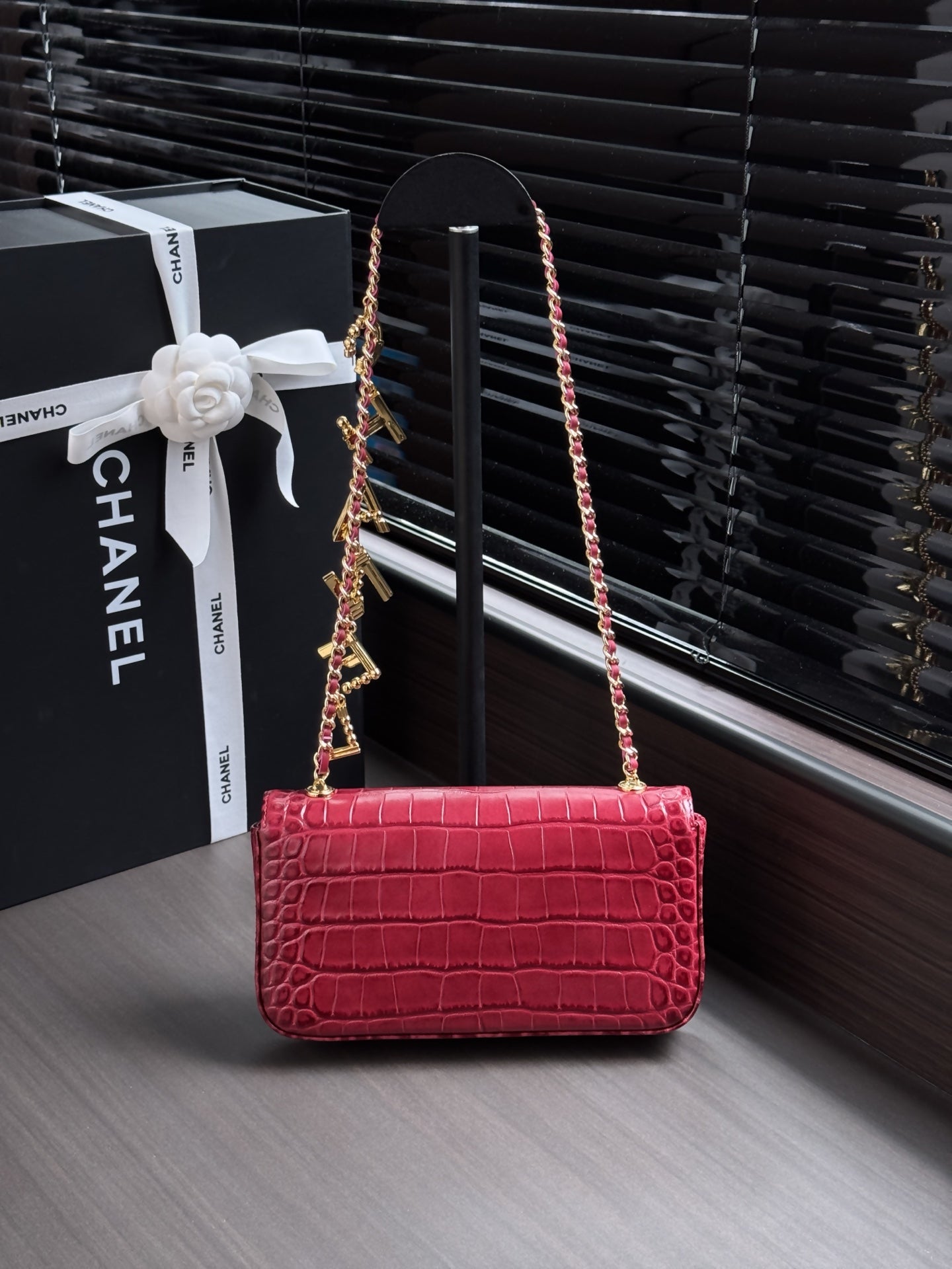 CHANEL 26S WALLET ON CHAIN 22 IN DARK RED CROCODILE-EMBOSSED CALFSKIN GOLD HARDWARE