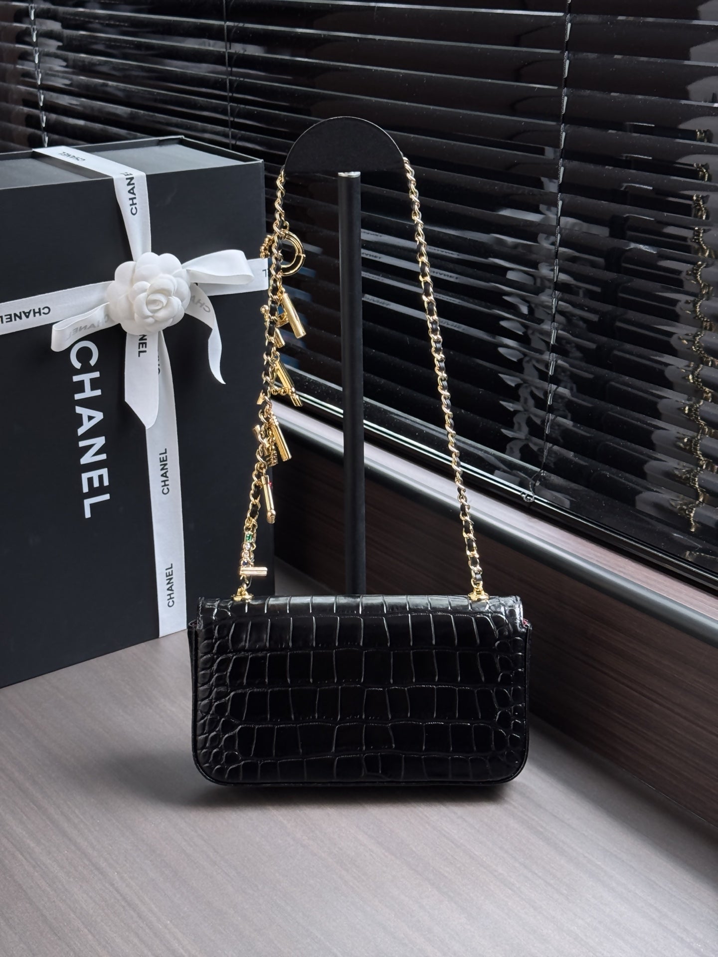 CHANEL 26S WALLET ON CHAIN 22 IN BLACK CROCODILE-EMBOSSED CALFSKIN GOLD HARDWARE