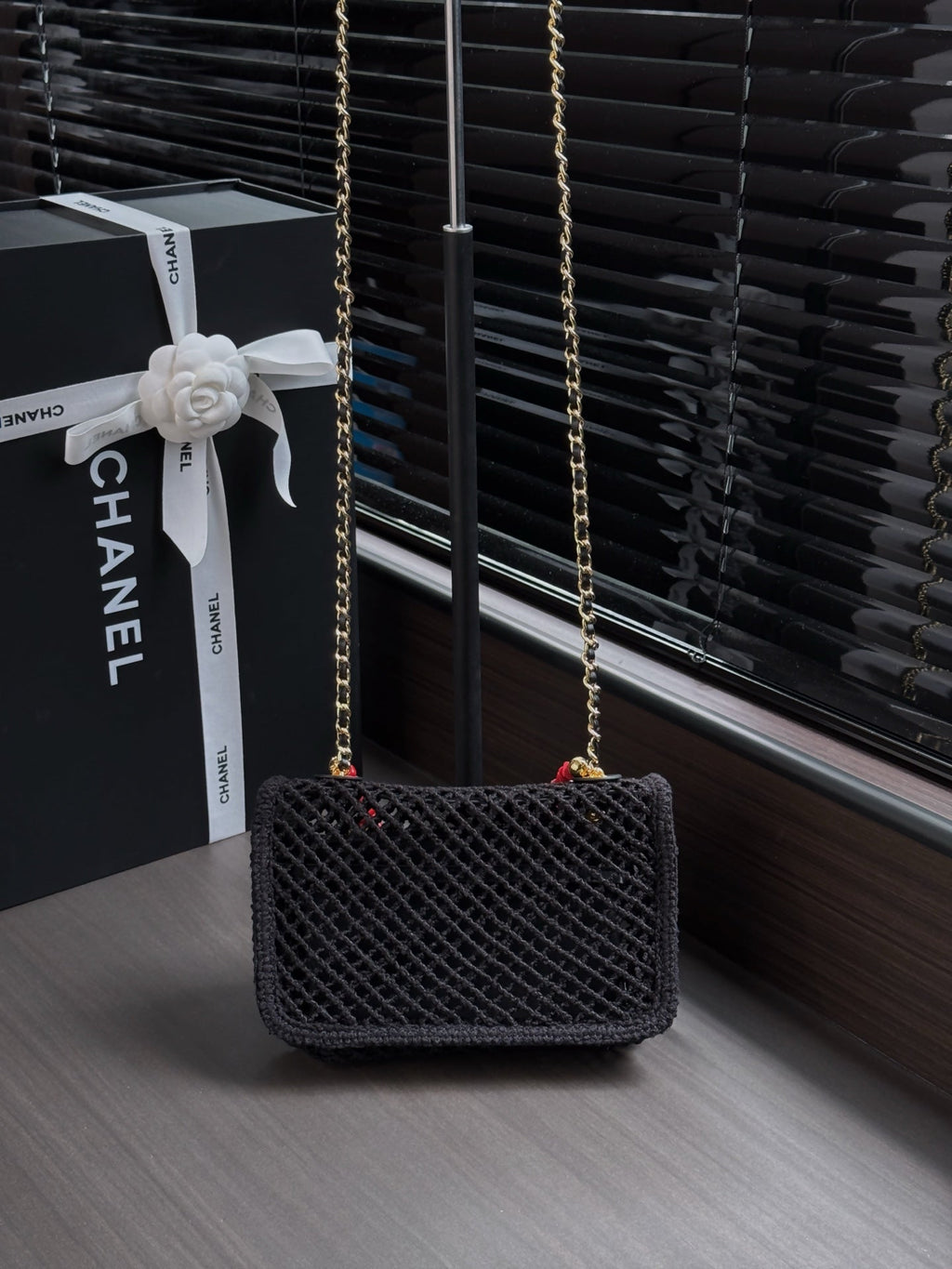 CHANEL 26S SMALL FLAP BAG 21 IN BLACK MESH-WOVEN RAFFIA AND CALFSKIN GOLD HARDWARE