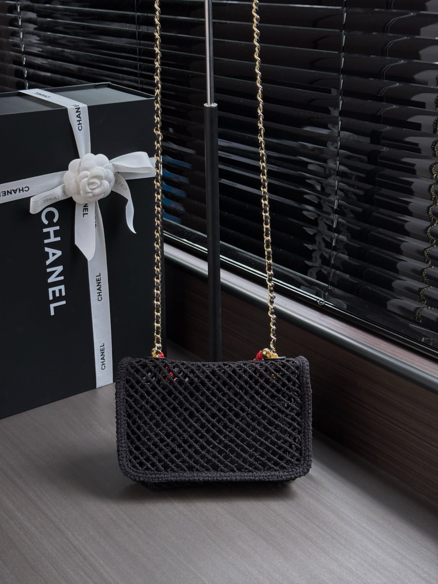 CHANEL 26S SMALL FLAP BAG 21 IN BLACK MESH-WOVEN RAFFIA AND CALFSKIN GOLD HARDWARE