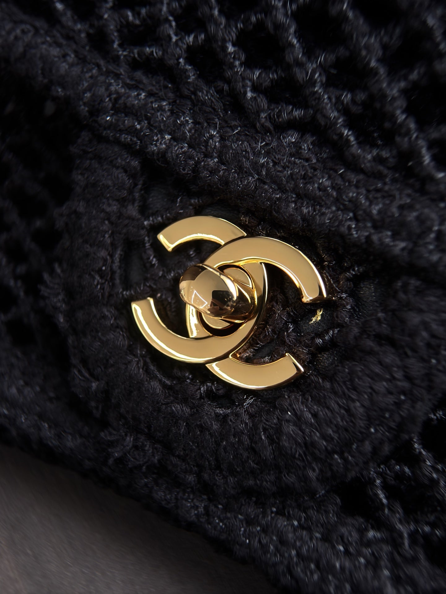 CHANEL 26S SMALL FLAP BAG 21 IN BLACK MESH-WOVEN RAFFIA AND CALFSKIN GOLD HARDWARE
