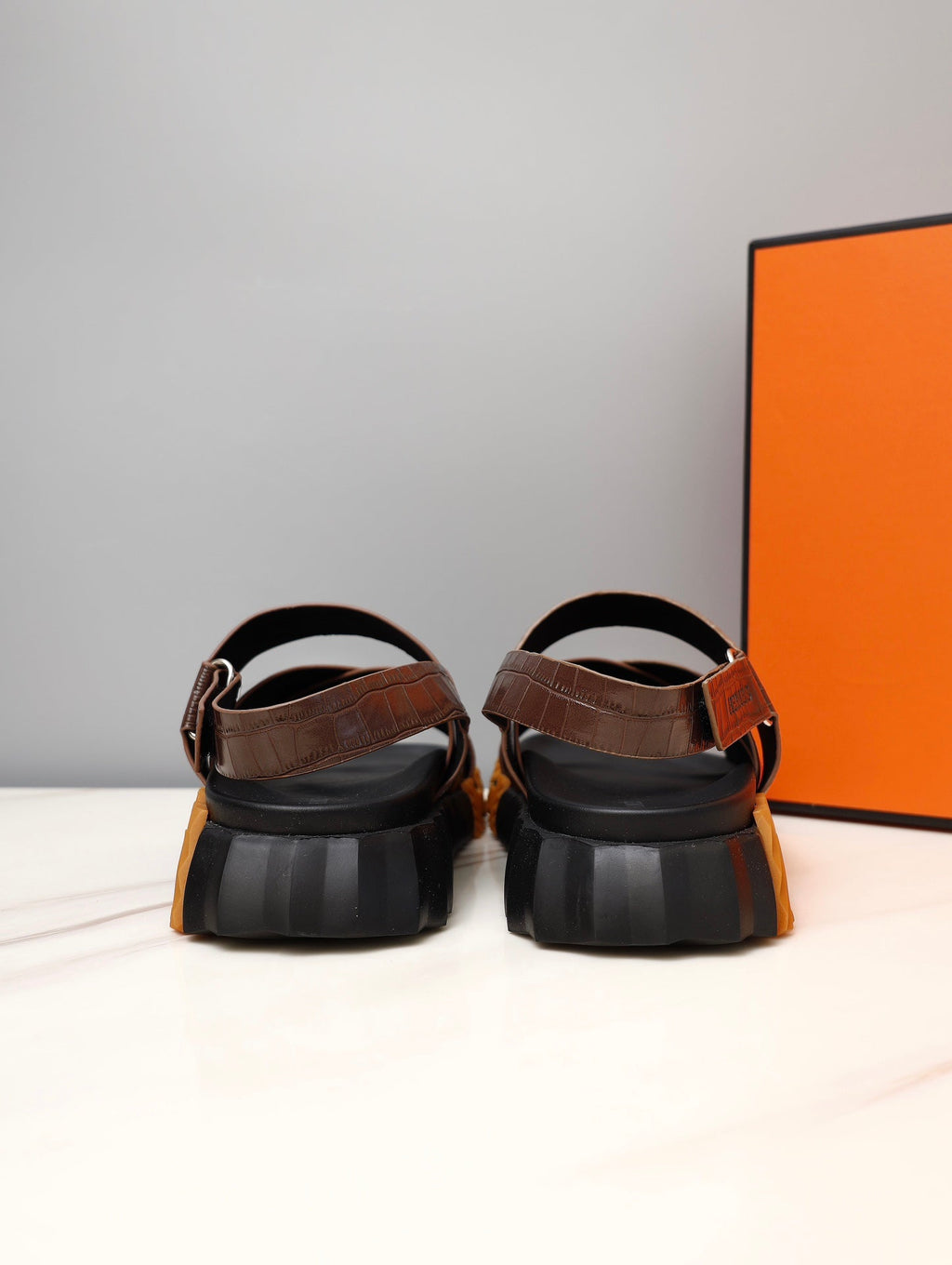 HM ELECTRIC CROCODILE MOTIF SANDAL SYRUP CALFSKIN