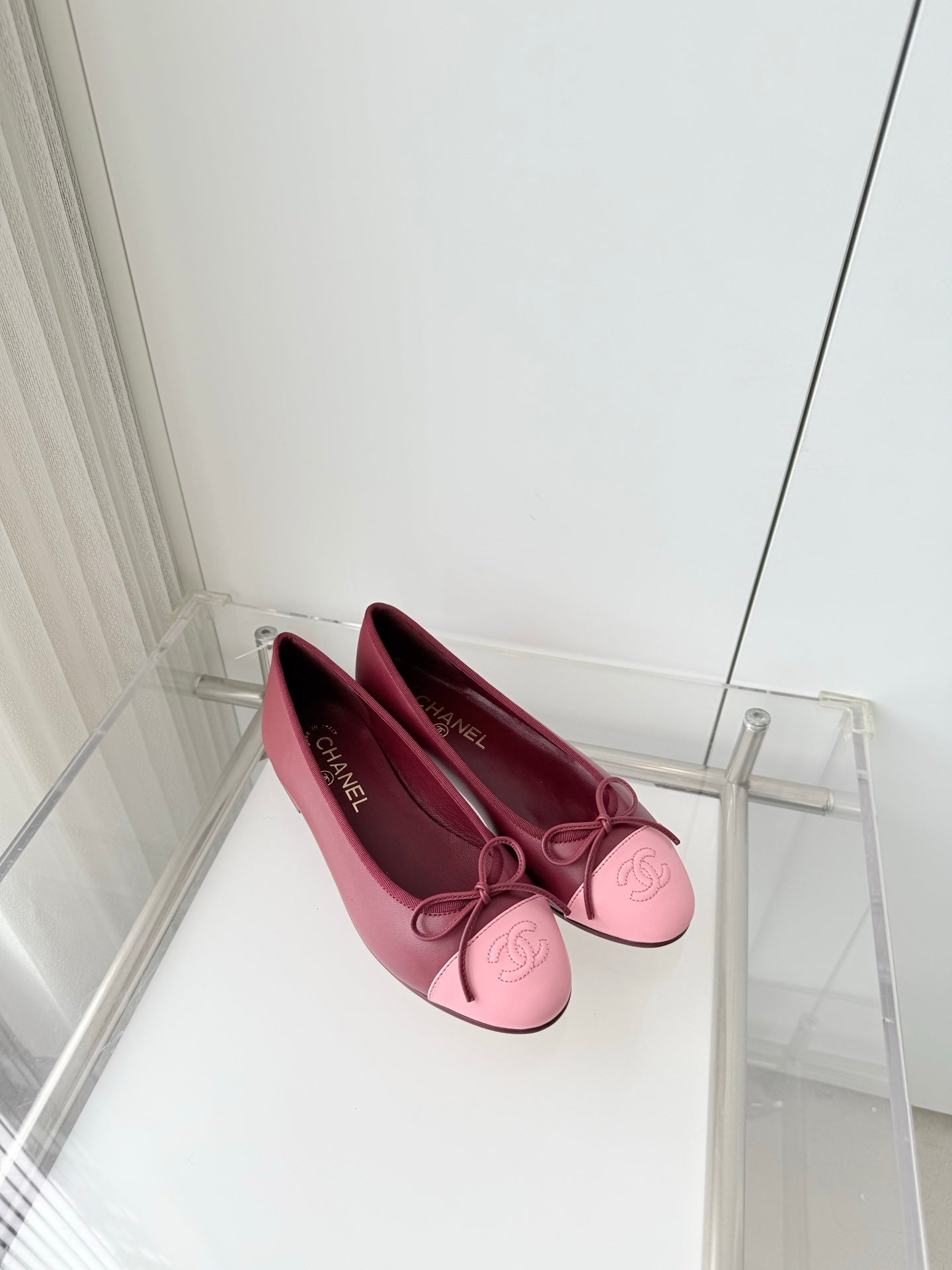 CHANEL 26S BALLET FLATS IN BURGUNDY RED CALFSKIN WITH PINK TOE CAP AND BOW