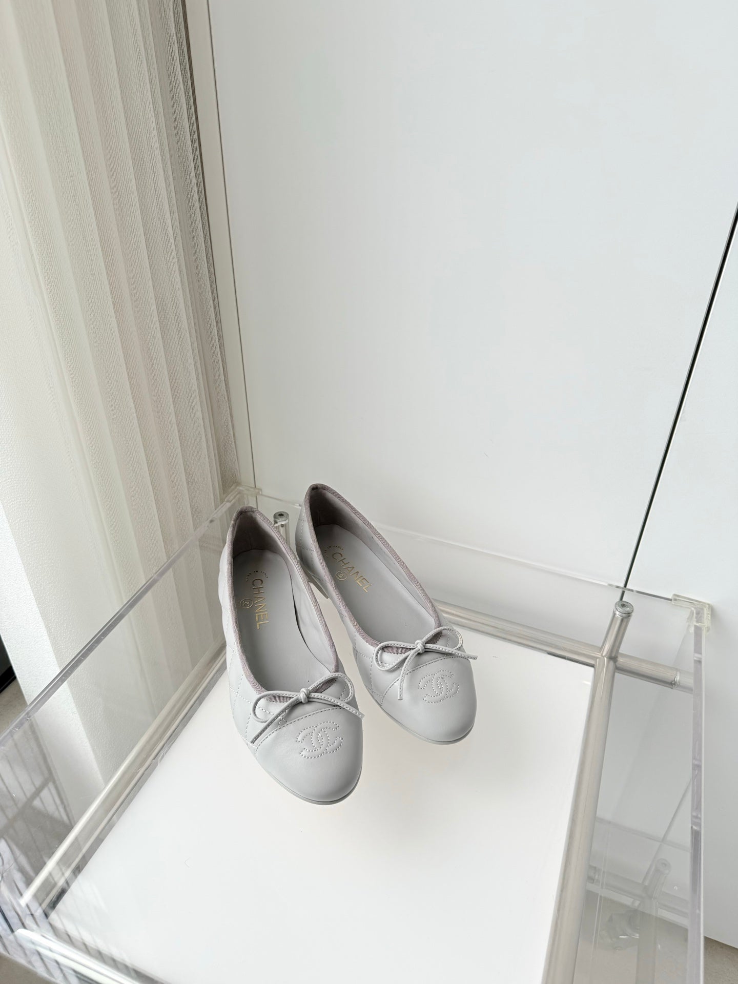 CHANEL 26S BALLET FLATS IN LIGHT GREY QUILTED CALFSKIN WITH BOW