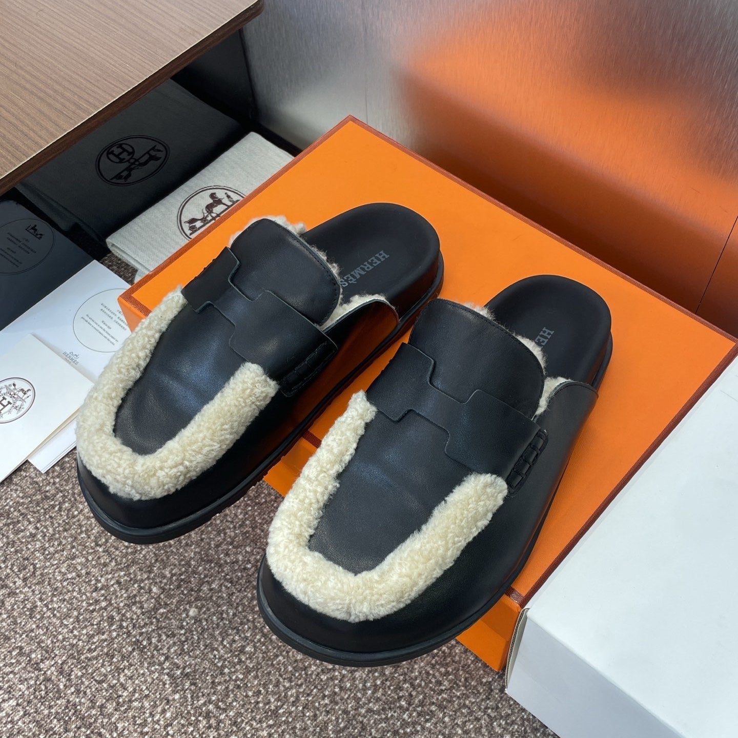 HM MULE IN BLACK CALFSKIN AND WHITE SHEARLING