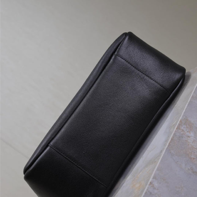 LE 5 À 7 HANDBAG 31 IN BLACK CALFSKIN GOLD HARDWARE