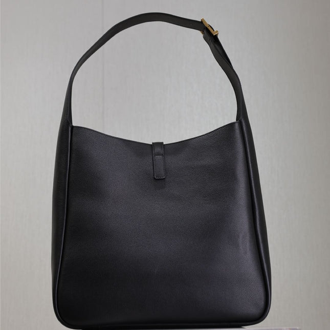LE 5 À 7 HANDBAG 31 IN BLACK CALFSKIN GOLD HARDWARE