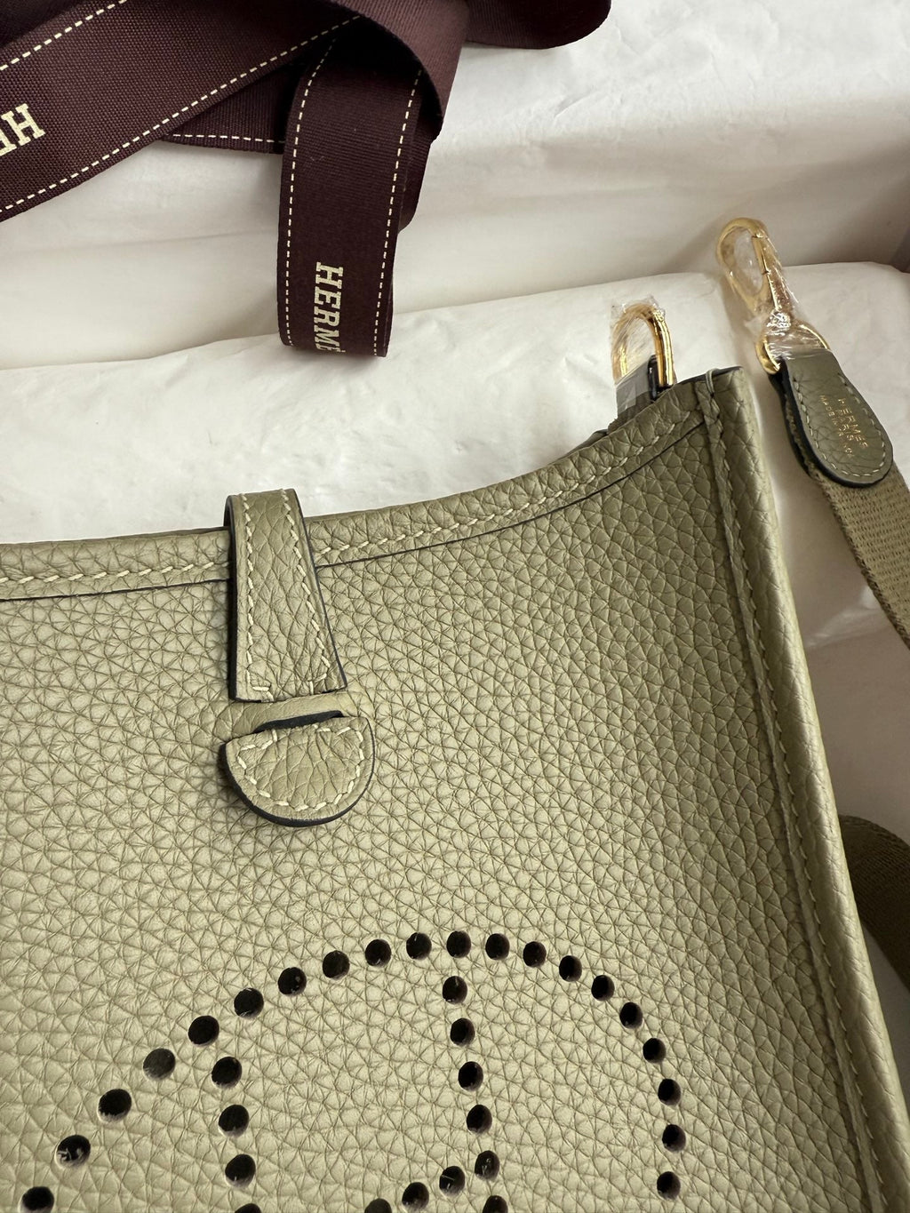HM 25S EVELYNE 17 CM IN OLIVE GRAY COWHIDE WITH GOLD HARDWARE