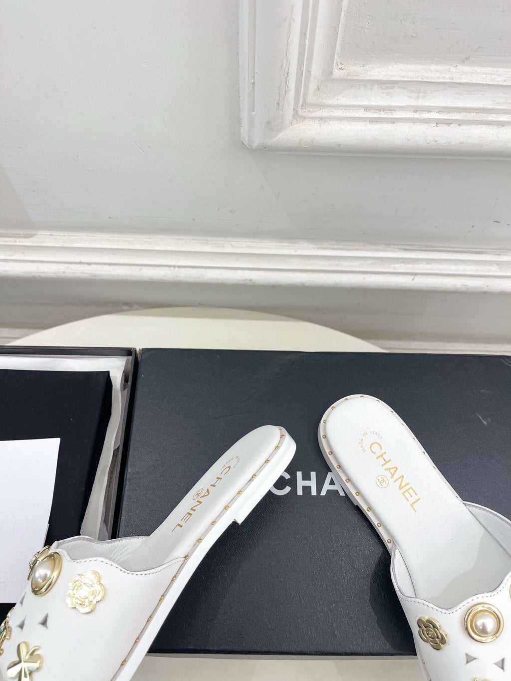 CHANEL 26S FLAT SANDALS IN WHITE LAMBSKIN CHARM-DECORATED